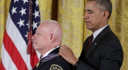 Obama makes push for sentencing reform while awarding police medals