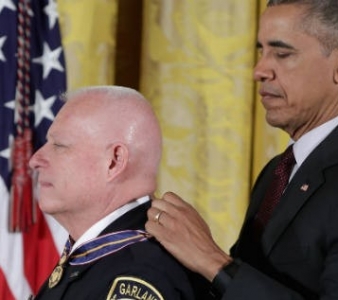 Obama makes push for sentencing reform while awarding police medals