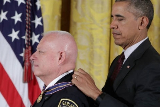 Obama makes push for sentencing reform while awarding police medals