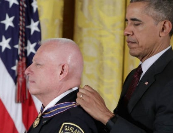 Obama makes push for sentencing reform while awarding police medals