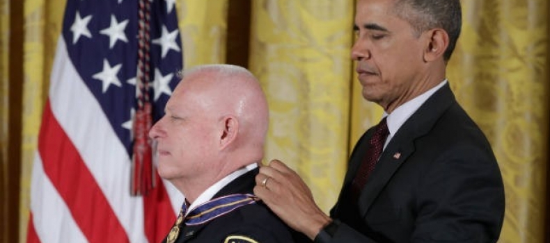 Obama makes push for sentencing reform while awarding police medals