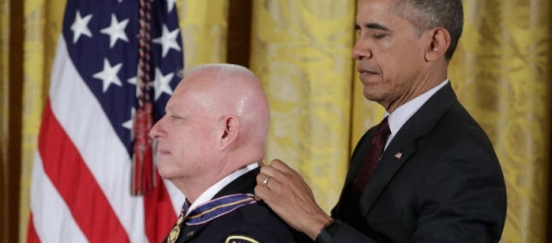 Obama makes push for sentencing reform while awarding police medals